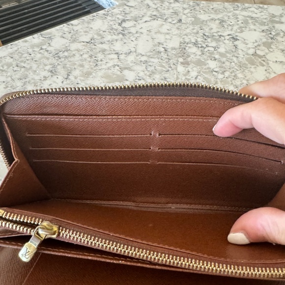 AUTHENIC LOUIS VUITTON LARGE ZIPPY ORGANIZER  WALLET IN MONOGRAM - Picture 4 of 10